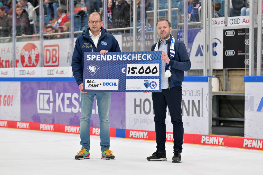 Spendenübergabe ERC-Fans u BÜCHL an Nachwuchs ERC Ingolstadt_Becherspende_©Johannes Traub/JT-Presse.de