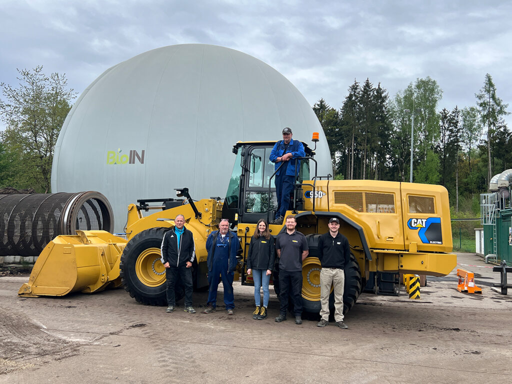 BioIN_Teambild mit CAT Radlader_IMG_9486