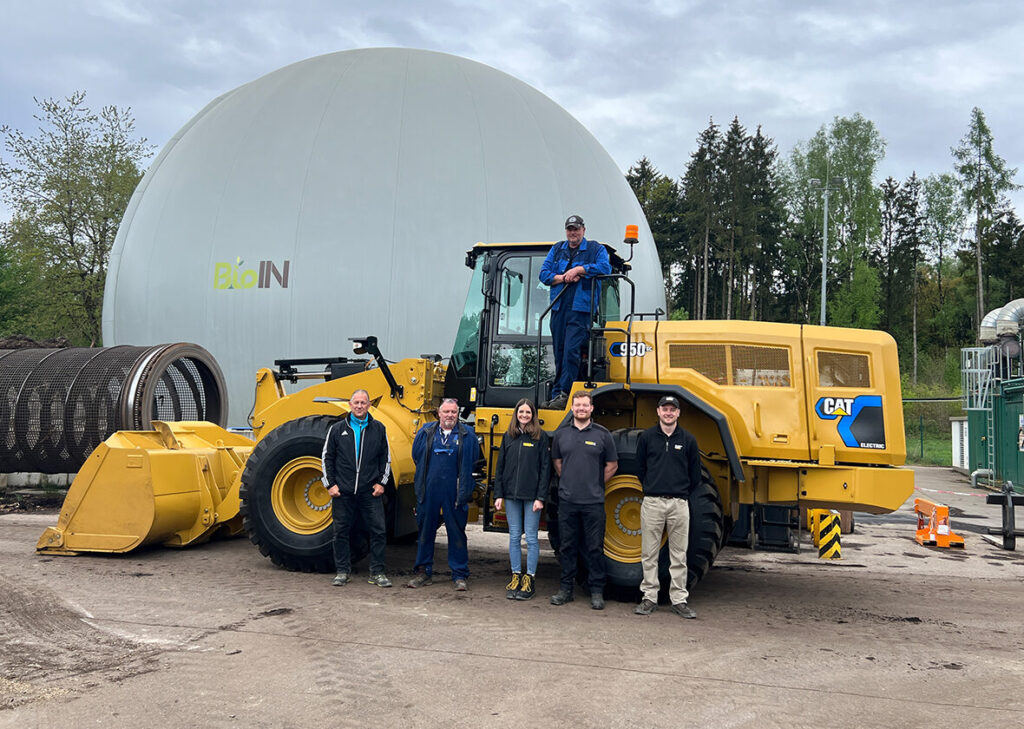BioIN_Teambild mit elektr. CAT 950 Radlader