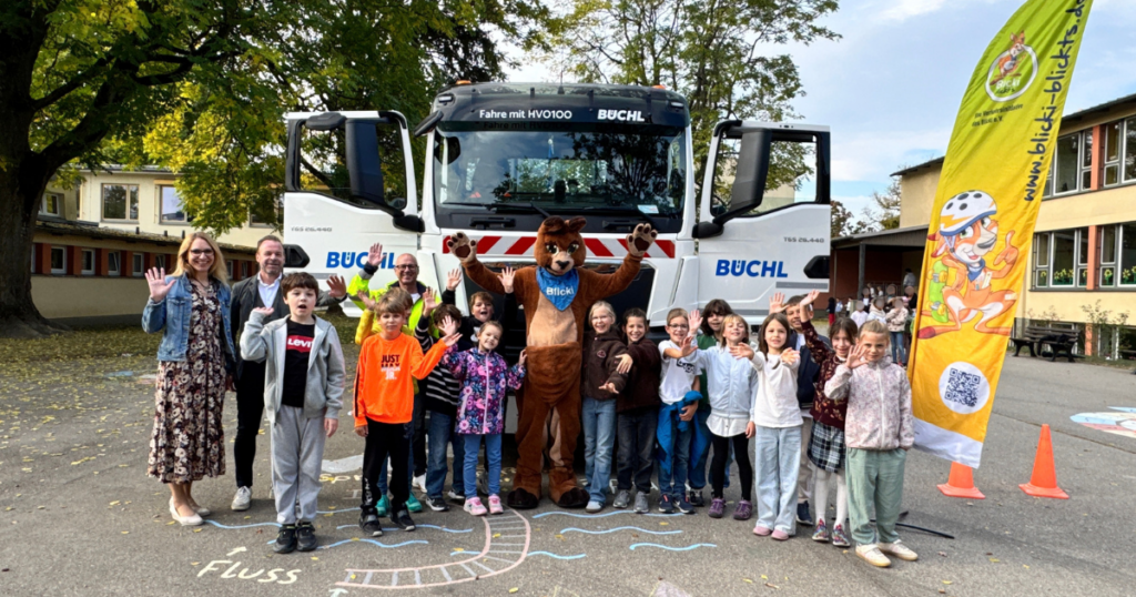 Titelmotiv_Verkehrssicherheit_BÜCHLxBlicki-blickts Oktober 2026